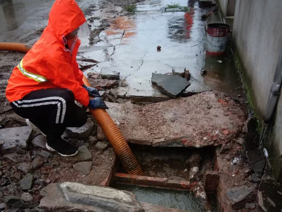 松桃专业清理污水池 炜誉市政以规范流程守护城市 “肠道”