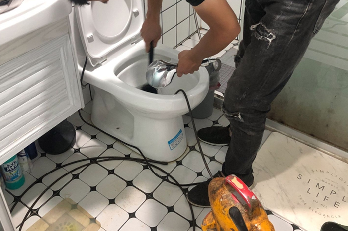松桃马桶堵塞自己疏通还是找师傅？专业上门服务让你省时更省心