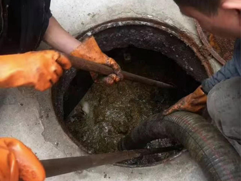 松桃清理化粪池时如何避免沼气的危害？